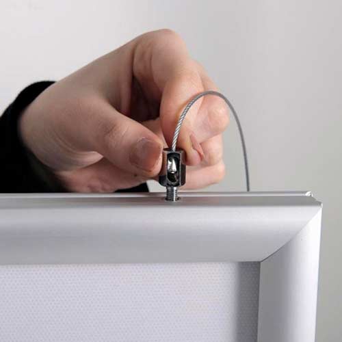 Marco de aluminio LED doble cara detalle colgador