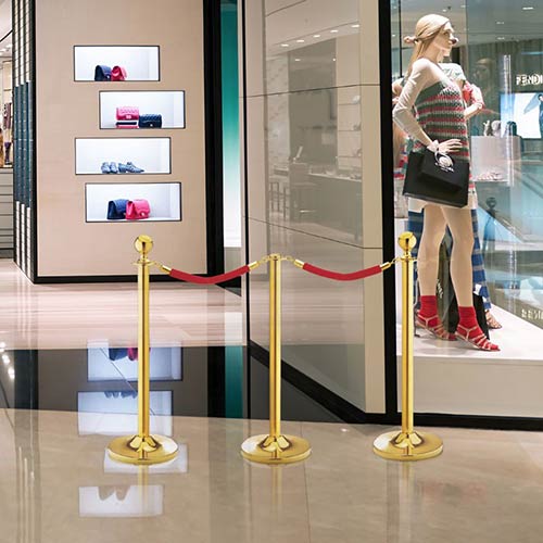 Postes separadores para cordón dorados ejemplo