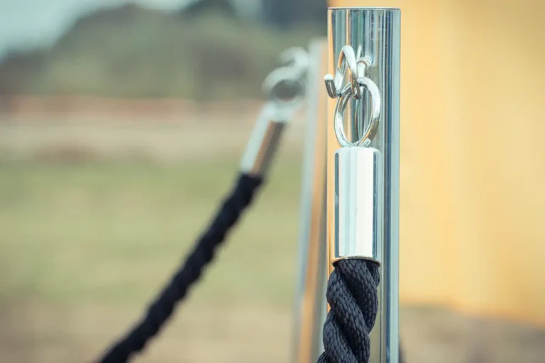 Postes de cord&oacute;n para museos en una galer&iacute;a de arte moderno frente a un cuadro.