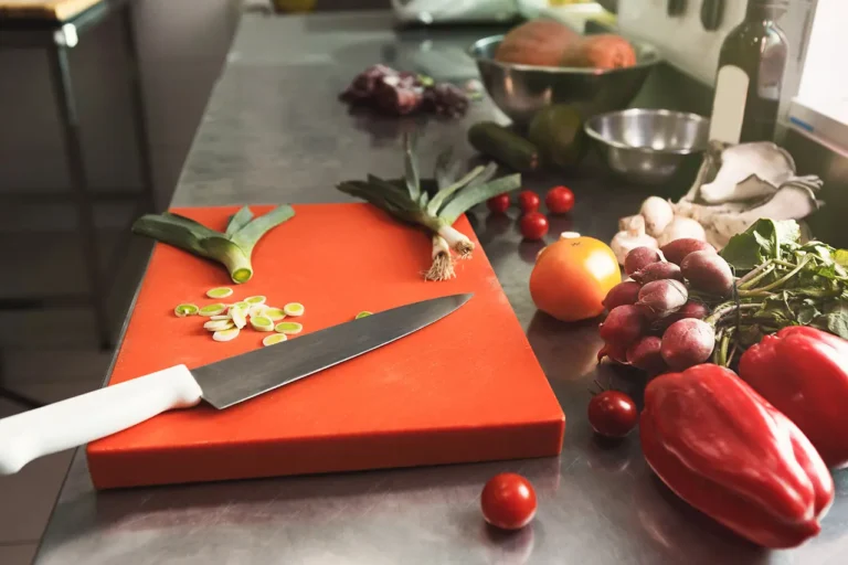 Tablas de corte de polietileno alimentario para evitar la contaminaci&oacute;n cruzada en una cocina profesional.