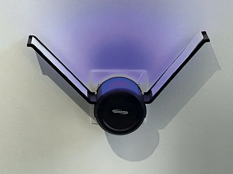 Aplique exterminador de insectos de diseño moderno emitiendo luz LED UV-A instalado directamente en una toma de pared.