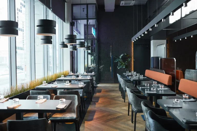 Aplique exterminador de insectos con trampa adhesiva instalado de forma elegante en la pared de un restaurante.