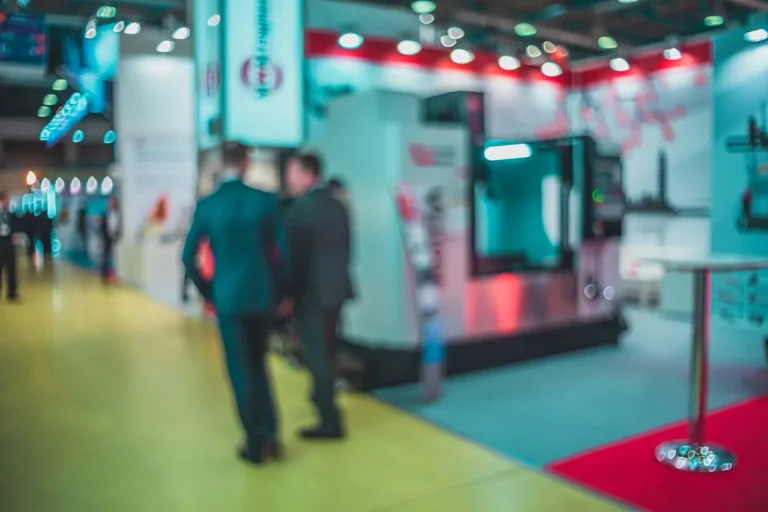Stand comercial econ&oacute;mico para PYMES con photocall impreso y soporte extensible en un congreso sectorial.
