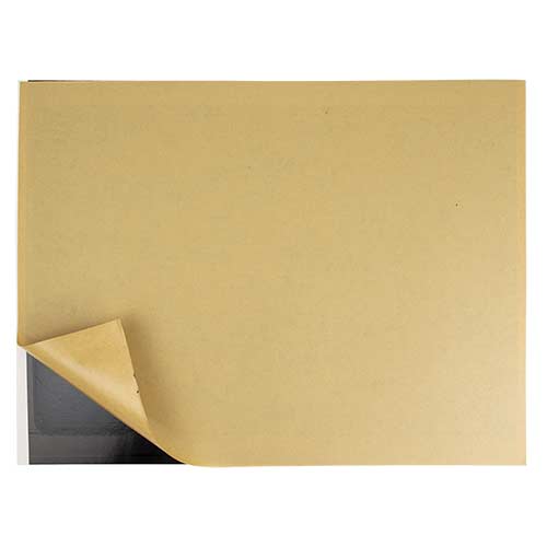 Detalle del despegue del papel protector mostrando la superficie de captura negra de la trampa adhesiva